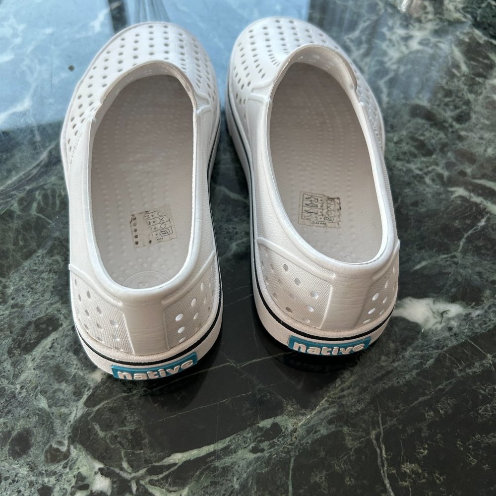 Boys Like New White Native Shoes Miles Slip On - Size 5 Big Kid - Picture 6 of 8